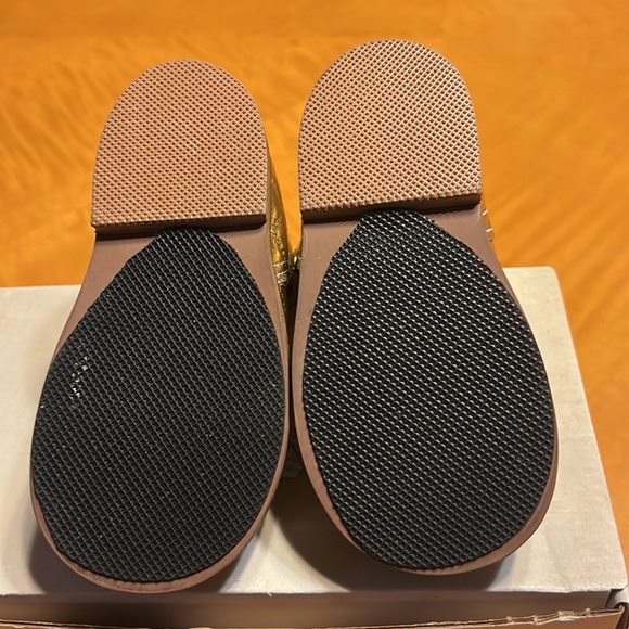 TODDLER GIRL BEAUTIFUL GOLD SHOE WORN 1 TIME, SIZE 4 - Picture 7 of 8